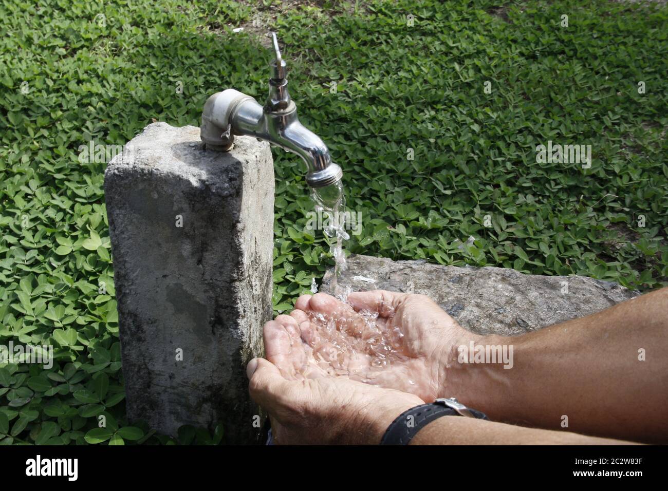 SALVADOR, BAHIA / BRASILIEN - 27. September 2013: Wasserhahn gießt die letzten Tropfen Wasser wegen mangelnder Versorgung (Joa Souza). *** Ortsunterschrift *** Stockfoto