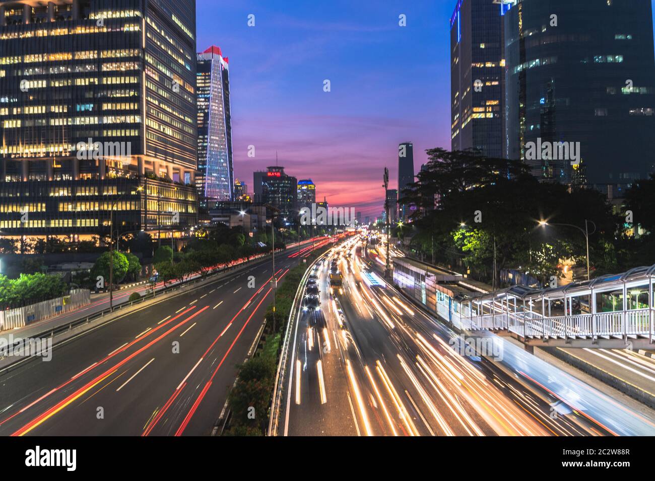 Das wunderschöne Gatot Subroto, Jakarta in the Night, bietet eine Mischung aus Architektur, Metropolkultur, Modernität und Nachtleben Stockfoto