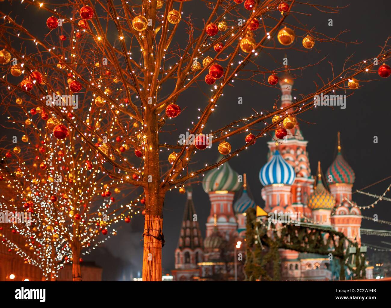 Moskau. Russland. Neujahr Unterhaltung auf dem Roten Platz. Kreml. St. Basil Kathedrale. Rotes Quadrat ist für Weihnachten geschmückt. Vorbereiten Stockfoto