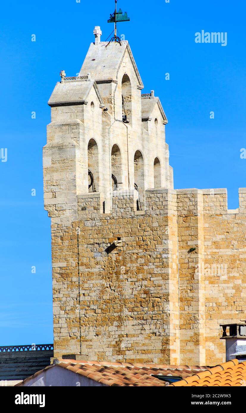 Kirche von Saintes-Maries-de-la-Mer aus dem 9. Jahrhundert, berühmt als Wallfahrtsort und vor allem als Wallfahrtsort der Zigeuner (Gitanes) zu ihrem Schutzpatron der Schwarzen Sarah. Stockfoto