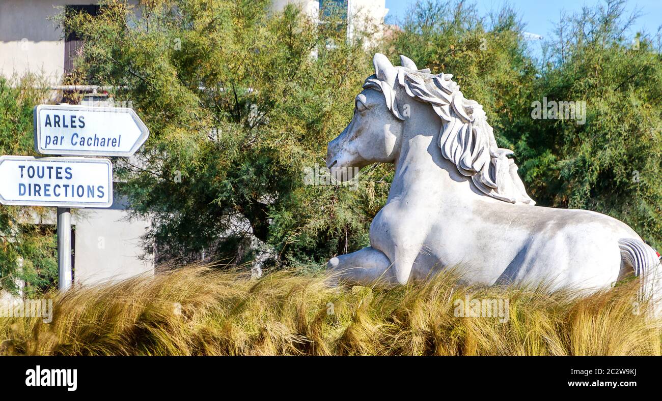 Die weißen Pferde der Camargue Statue auf dem Hauptplatz in Saintes-Maries-de-la-Mer, Frankreich Stockfoto