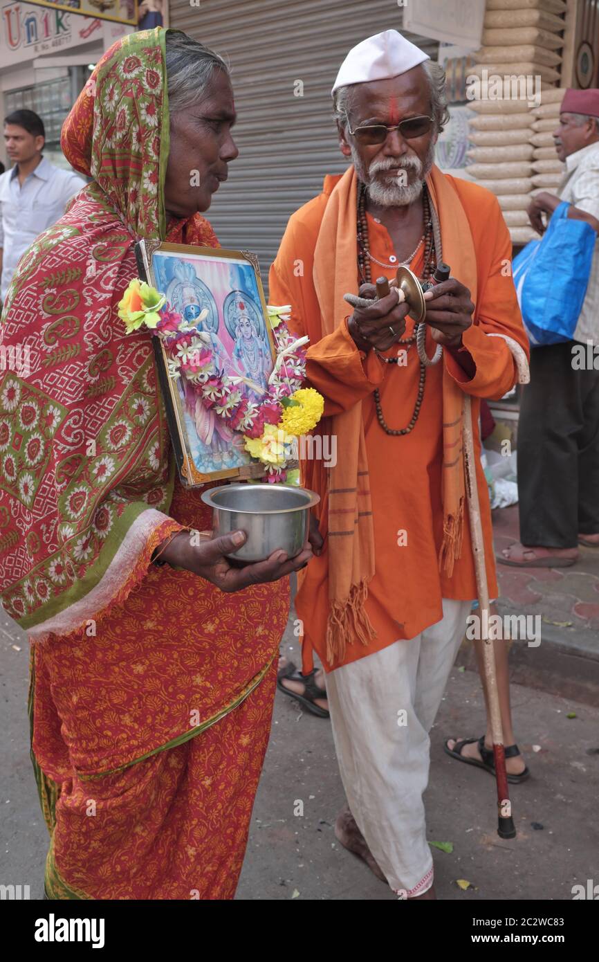 Ein Maharashtrian Ehepaar verdient einen Lebensunterhalt als wandernde Minnesänger singen hinduistische Andachtslieder in den Straßen und Märkten von Mumbai, Indien Stockfoto
