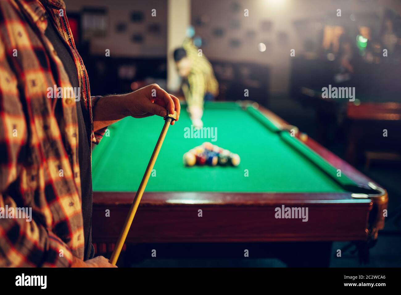 Zwei männliche billard spieler mit Cue starten Wettbewerb am Tisch mit  bunten Kugeln. Männer spielt American Pool Spiel in der Sport Bar  Stockfotografie - Alamy