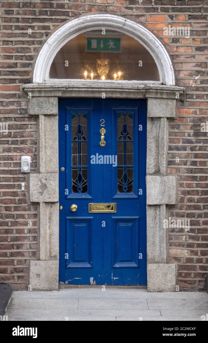 Traditionelle alte blaue Haustür EINES Backsteinhauses in Dublin Irland Stockfoto
