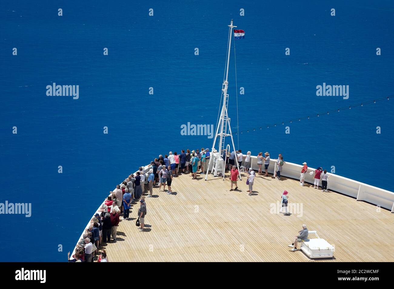 Kreuzfahrtschiff Passagiere Auf Dem Vordeck Blick Auf Den Eingang Zu Hamilton Bermuda Stockfoto
