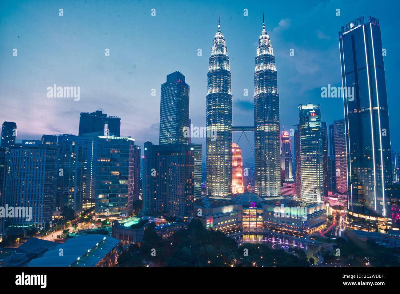 Genießen Sie das berühmte Wahrzeichen von Kuala Lumpur am Abend, Petronas Tower Stockfoto