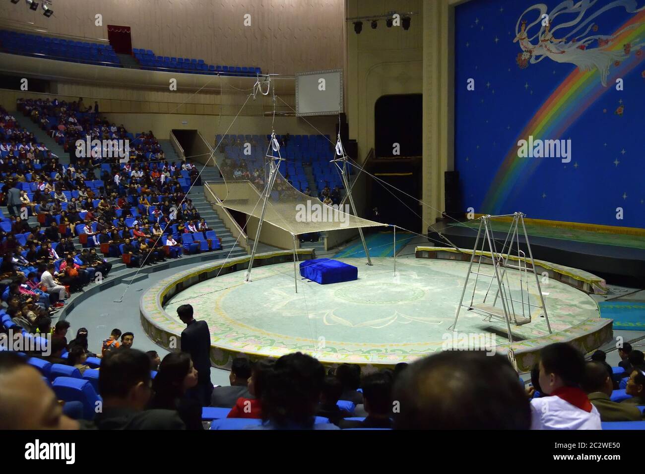 Nordkorea, Pjöngjang - 30. April 2019: In einem Pjöngjang-Staatzirkus. Zirkusarena und Zuschauer vor der Vorstellung Stockfoto
