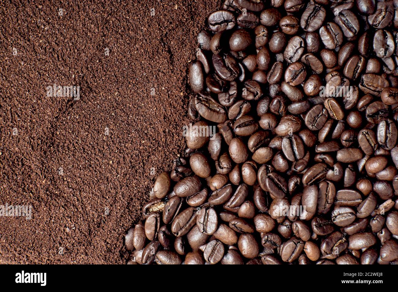 Hintergrundstruktur für Kaffee. Gemahlener Kaffee und Kaffeebohnen. Brauner Hintergrund Stockfoto