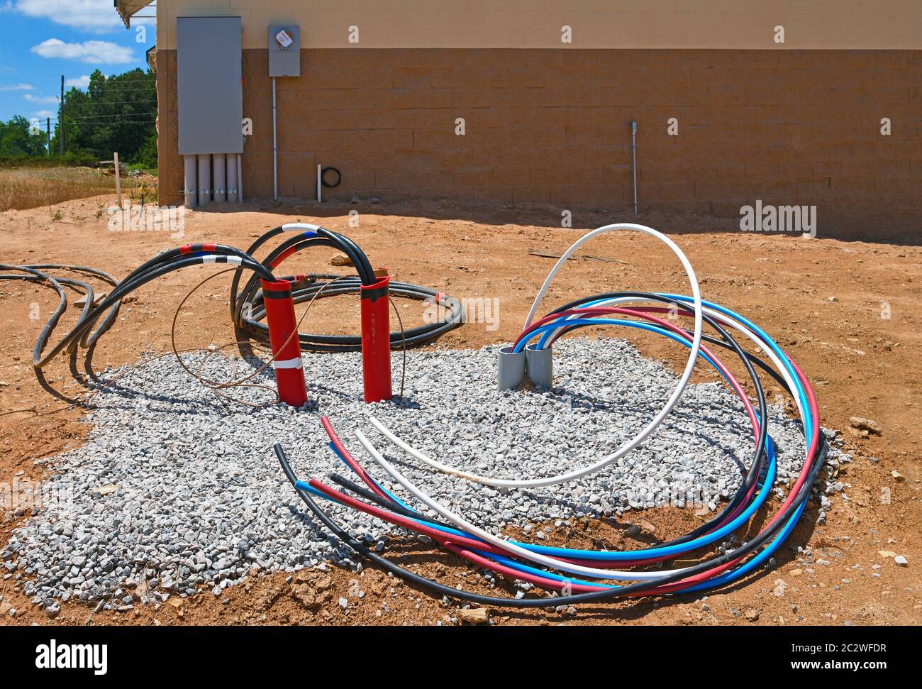 Für ein neues Geschäftsgebäude werden elektrische Verdrahtung installiert Stockfoto
