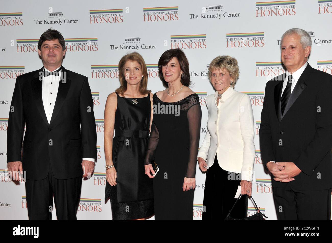 Washington, DC - 5. Dezember 2009 -- von links nach rechts: William Kennedy Smith, Caroline Kennedy Schlossberg, Victoria Reggie Kennedy, Jean Kennedy Smith und Edwin Schlossberg kommen am Samstag, 5. Dezember 2009, zum formalen Artist's Dinner im United States Department of State in Washington, DC.Quelle: Ron Sachs/CNP (EINSCHRÄNKUNG: KEINE Zeitungen oder Zeitungen in New York oder New Jersey im Umkreis von 75 km von New York City) weltweit Stockfoto Washington, DC - 5. Dezember 2009 -- von links nach rechts: William Kennedy Smith, Caroline Kennedy Schlossberg, Victoria Reggie Kennedy, Jean Kennedy Smith und Edwin Schlossberg kommen am Samstag, 5. Dezember 2009, zum formalen Artist's Dinner im United States Department of State in Washington, DC.Quelle: Ron Sachs/CNP (EINSCHRÄNKUNG: KEINE Zeitungen oder Zeitungen in New York oder New Jersey im Umkreis von 75 km von New York City) weltweit Stockfoto