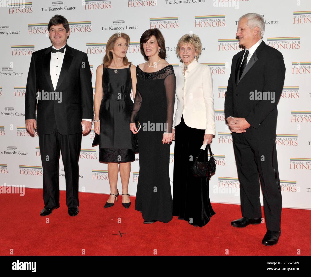 Washington, DC - 5. Dezember 2009 -- von links nach rechts: William Kennedy Smith, Caroline Kennedy Schlossberg, Victoria Reggie Kennedy, Jean Kennedy Smith und Edwin Schlossberg kommen am Samstag, 5. Dezember 2009, zum formalen Artist's Dinner im United States Department of State in Washington, DC.Quelle: Ron Sachs/CNP (EINSCHRÄNKUNG: KEINE Zeitungen oder Zeitungen in New York oder New Jersey im Umkreis von 75 km von New York City) weltweit Stockfoto Washington, DC - 5. Dezember 2009 -- von links nach rechts: William Kennedy Smith, Caroline Kennedy Schlossberg, Victoria Reggie Kennedy, Jean Kennedy Smith und Edwin Schlossberg kommen am Samstag, 5. Dezember 2009, zum formalen Artist's Dinner im United States Department of State in Washington, DC.Quelle: Ron Sachs/CNP (EINSCHRÄNKUNG: KEINE Zeitungen oder Zeitungen in New York oder New Jersey im Umkreis von 75 km von New York City) weltweit Stockfoto