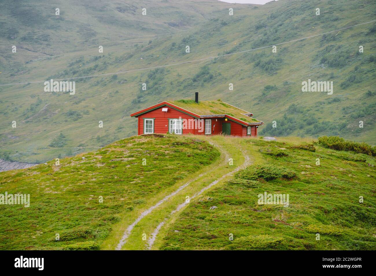 Hütte Holzhütten im Pass Norwegen. Norwegische Landschaft mit typisch skandinavischen Grasdachhäusern. Bergvill Stockfoto