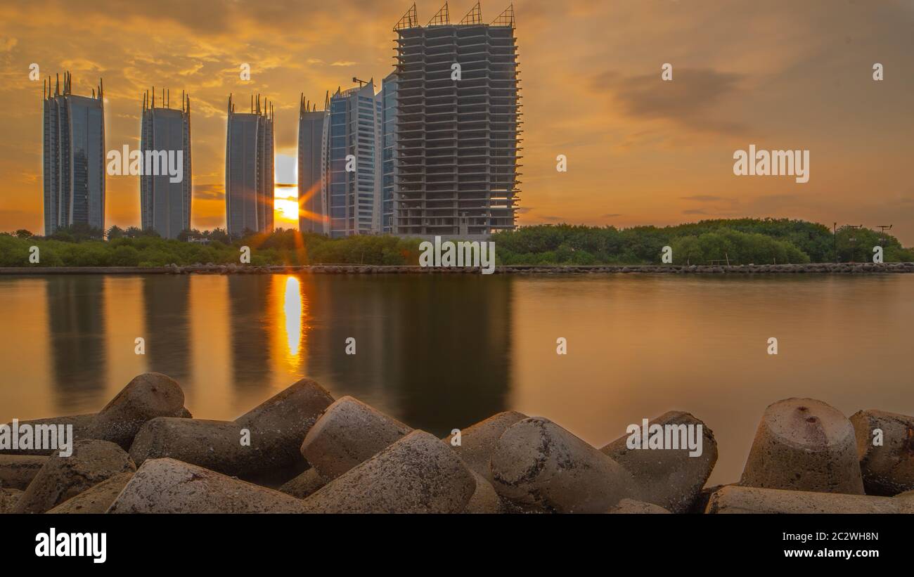 Warten auf Sonnenuntergang vor einer exklusiven Regatta Wohnung an der Nordküste von Jakarta Stockfoto