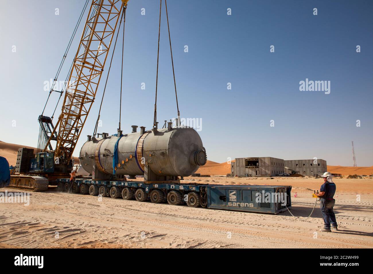 Während des Baus einer neuen Ölanlage in der Wüste Sahara werden große Teile der Öl- und Gasverarbeitungsanlagen an ihren Platz gebracht. Stockfoto