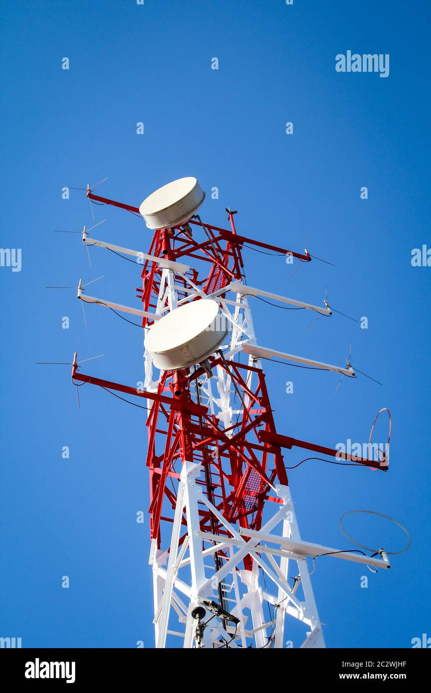 Ein Radar oder Funkmast zur Luftüberwachung und Datenübertragung Stockfoto