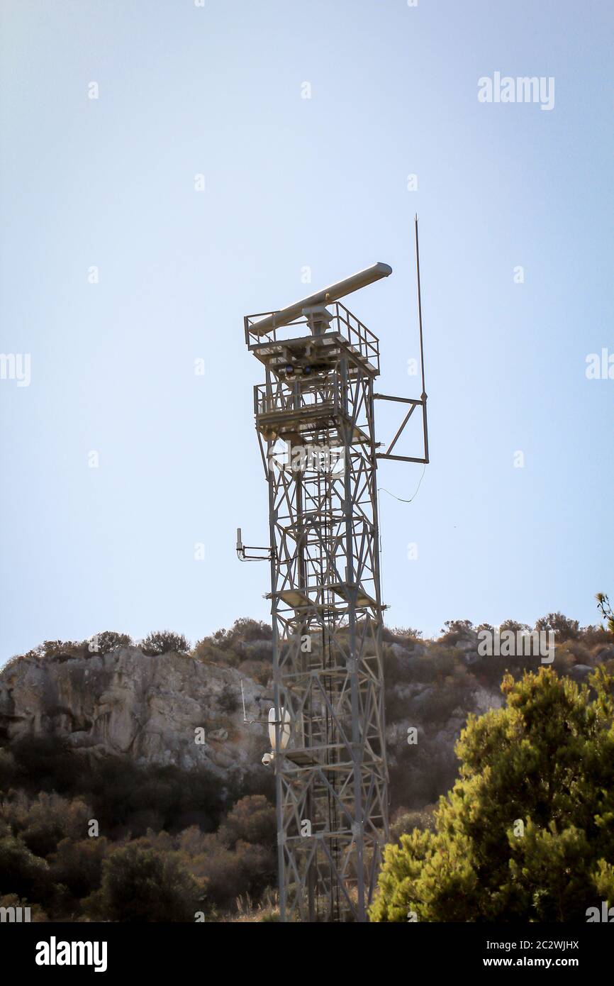 Ein Radar oder Funkmast zur Luftüberwachung und Datenübertragung Stockfoto