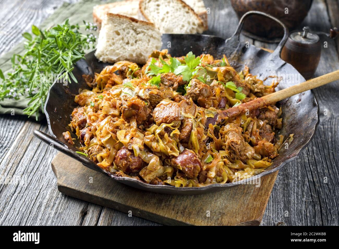 Traditionelle polnische Krauthaut-Eintopf Bigos mit Wurst Stockfoto