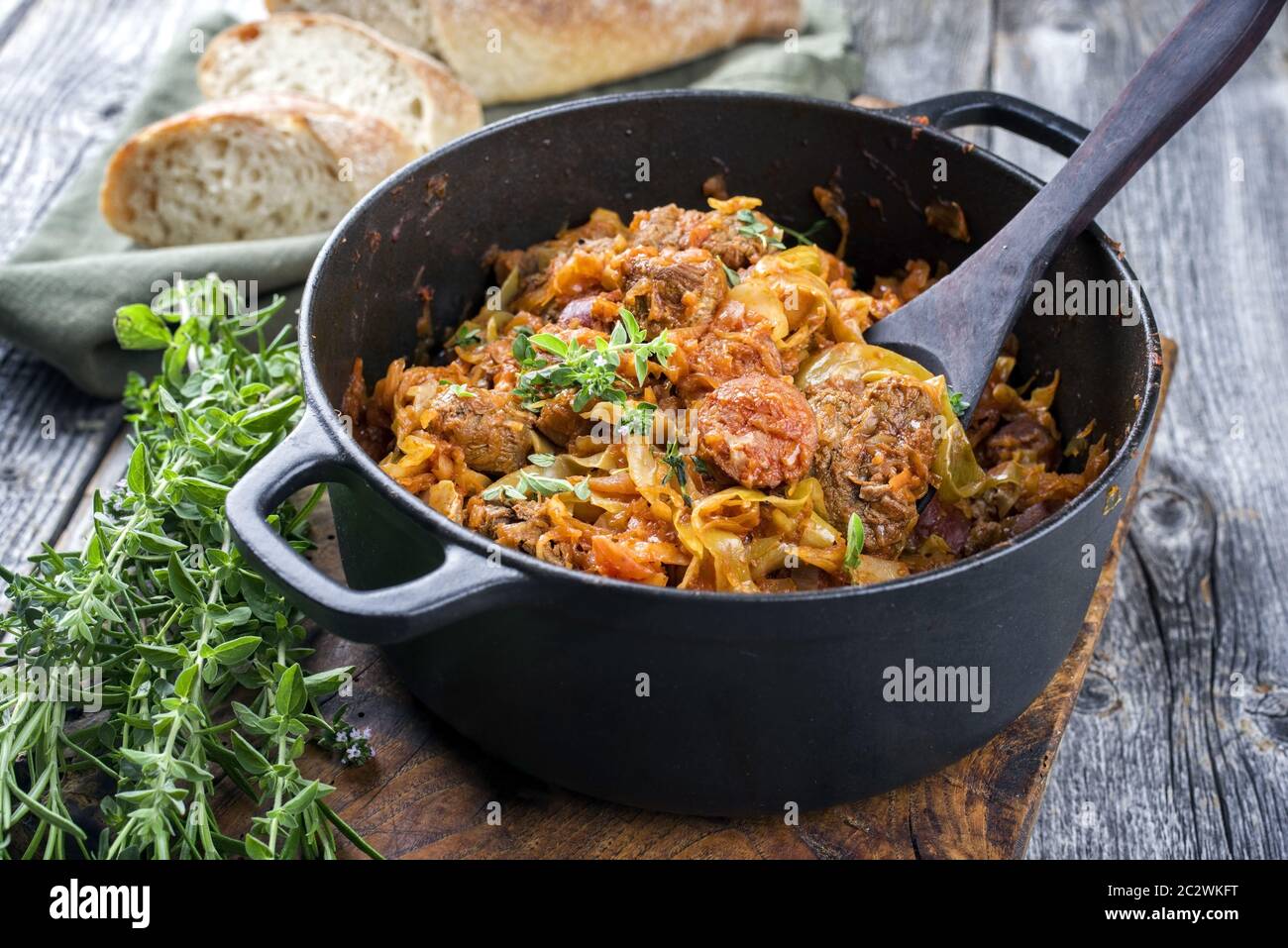 Traditionelle polnische Krauthaut-Eintopf Bigos mit Wurst Stockfoto