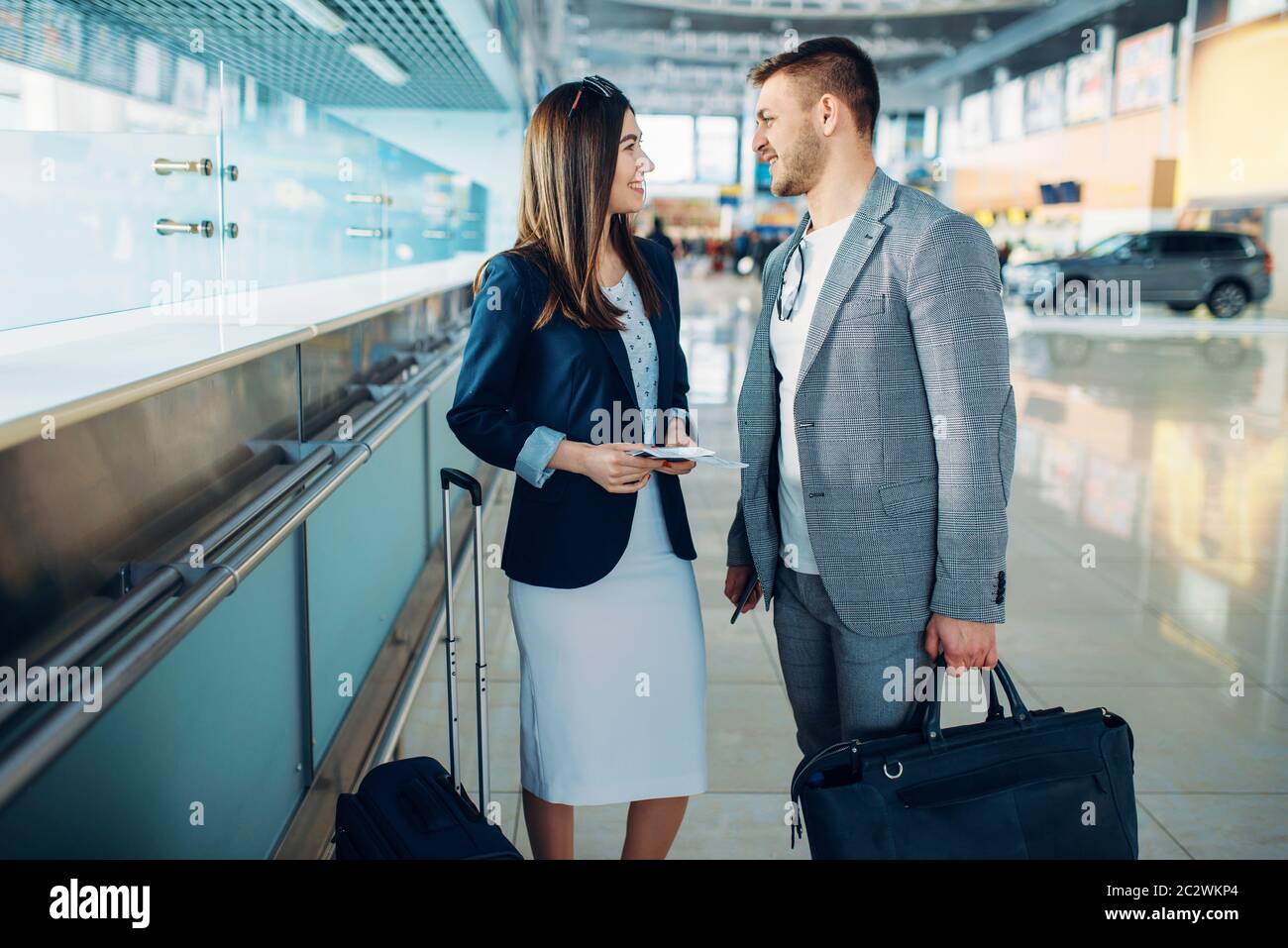 Passagiere der Business Class mit Pässe warten auf Abflug im Flughafen. Kaufmann und Kauffrau in Air Terminal, Verhandlung Reise Stockfoto