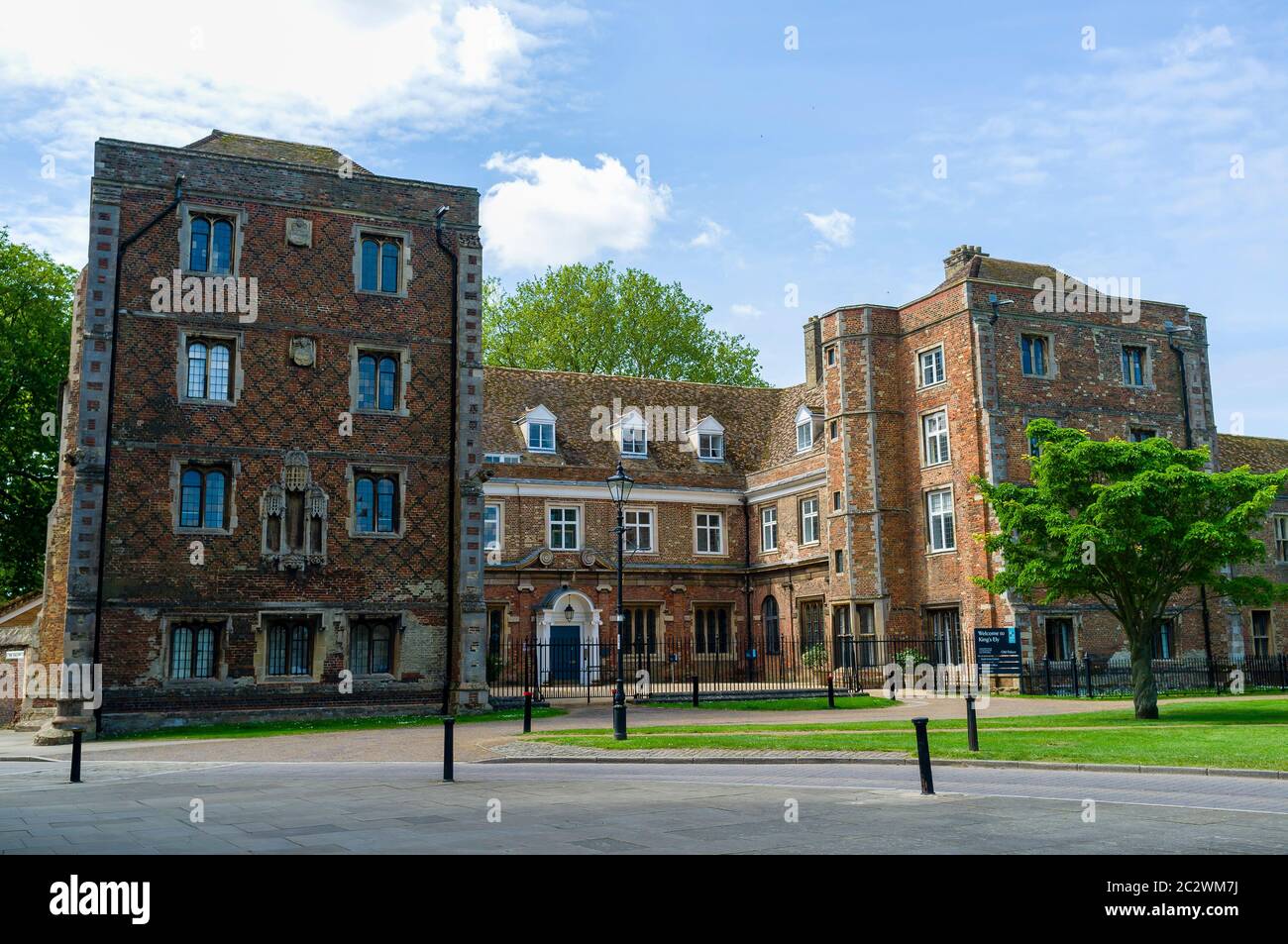 Ely, Cambridgeshire, 17/05/2020 Ely, der Palast der alten Bischöfe aus dem 16. Jahrhundert, der jetzt Kings Ely Schule sechste 6. Form College ist. Bild: Mark Bulli Stockfoto