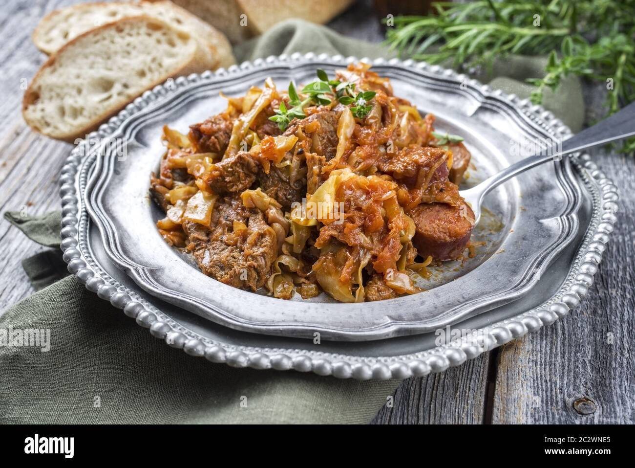 Traditionelle polnische Krauthaut-Eintopf Bigos mit Wurst Stockfoto