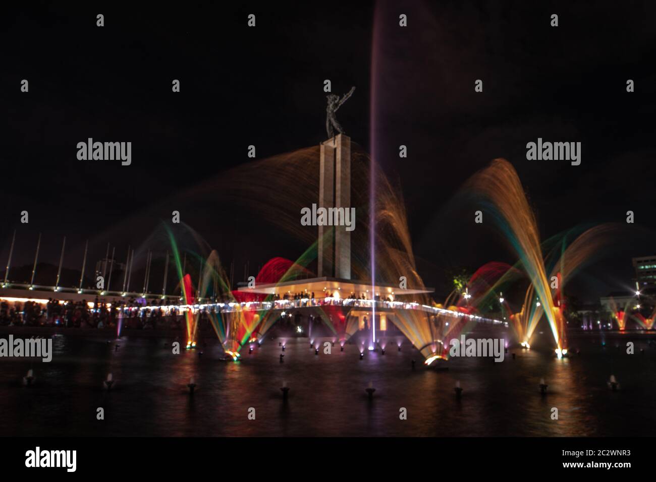 Beleuchtete Brunnenvorführungen das West Irian Liberation Monument bietet ein Spektakel wie kein anderes, sitzen und genießen Sie es Stockfoto
