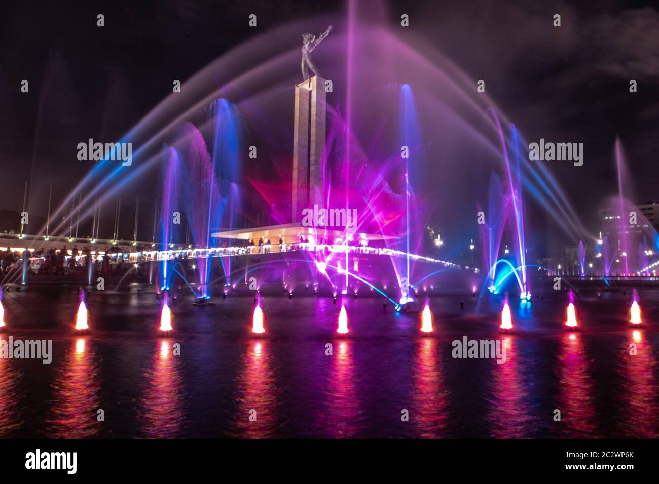 Ein wunderschöner Moment, der einen Brunnen mit dem West Irian Liberation Monument, Lapangan Banteng, zeigt Stockfoto