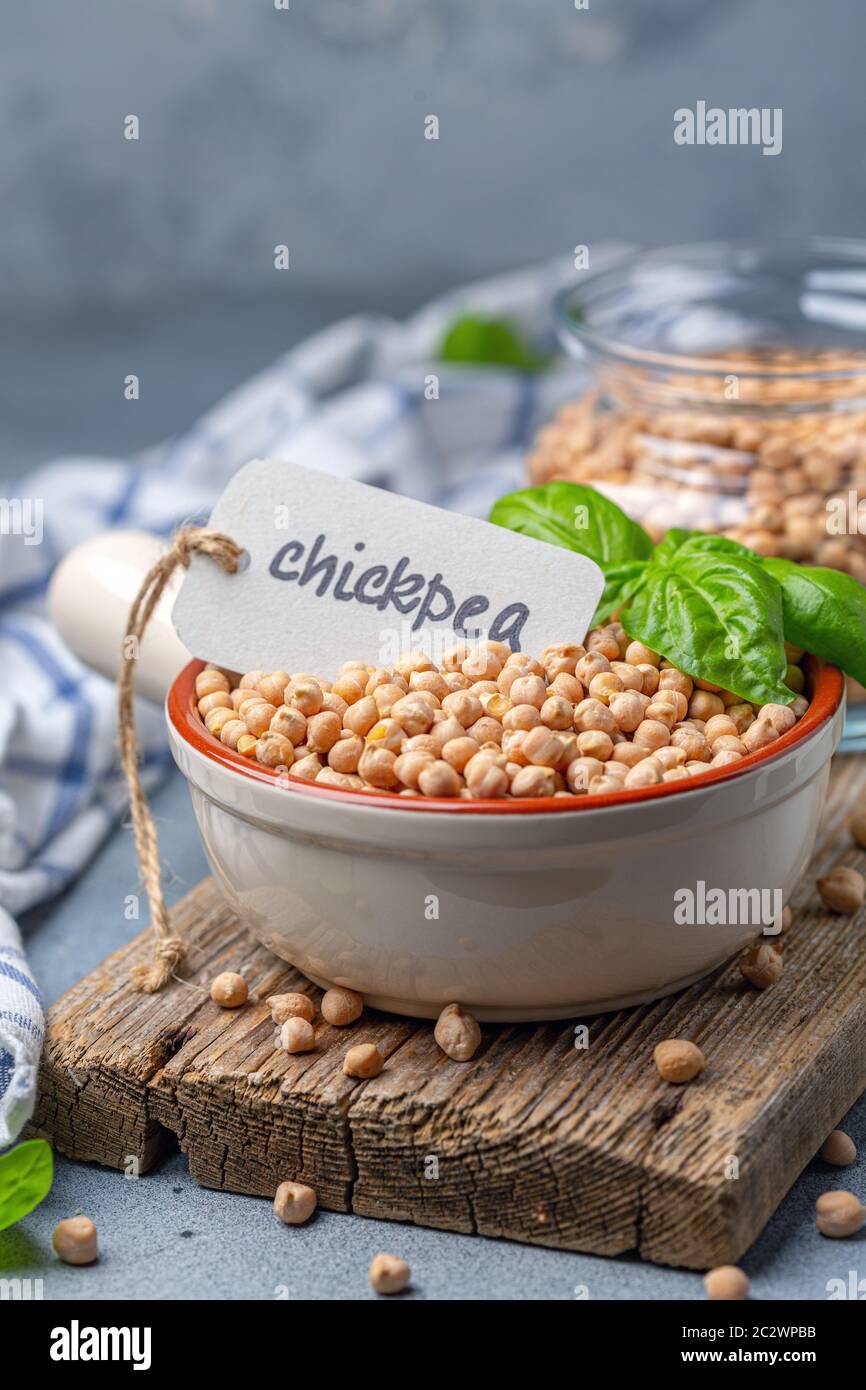 Kichererbsensamen in einer Keramikschale trocknen. Stockfoto