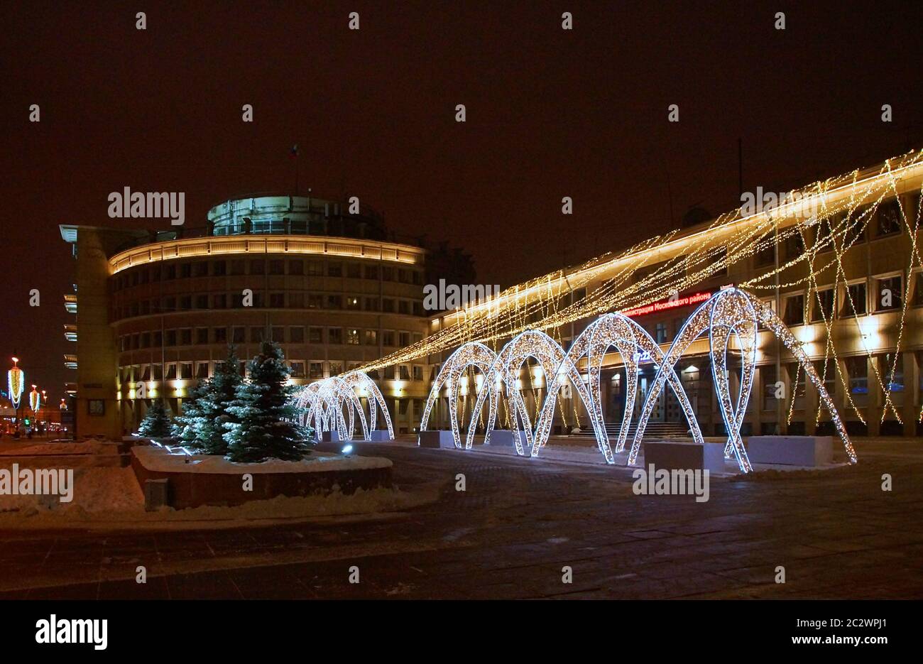 Weihnachtsdekoration der Stadt mit einem glühenden Lichter Stockfoto