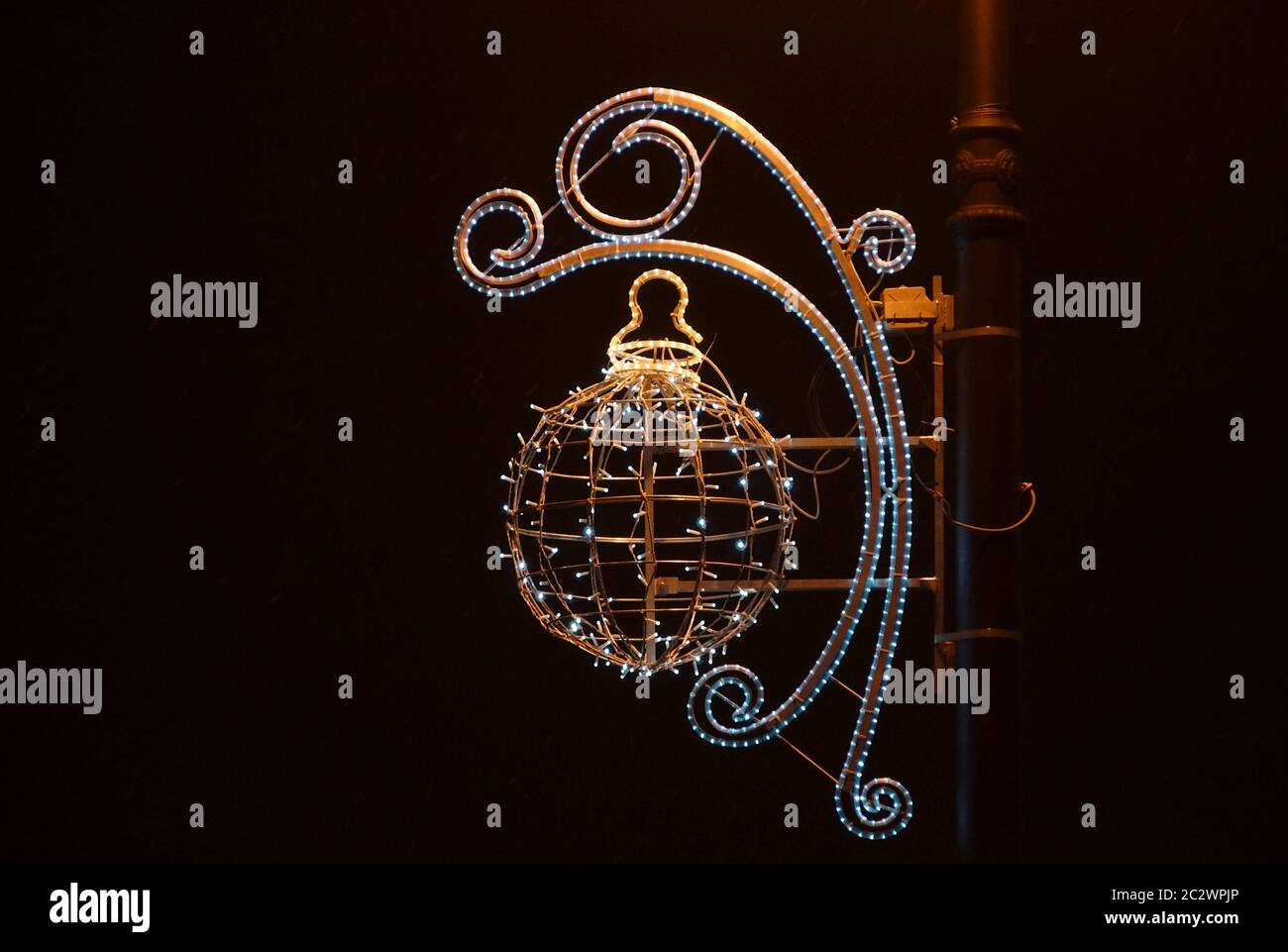 Weihnachtliche festliche Dekoration und elektrische Lichter auf den Straßen von St. Petersburg Stockfoto