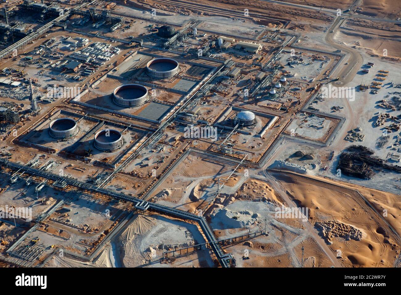 Öltanks im Bau aus der Luft in einer neuen Ölanlage in der Sahara. Stockfoto