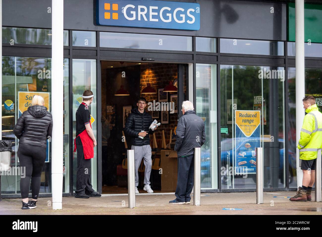 Cardiff, Wales, Großbritannien. Juni 2020. Ein Mann verlässt ein Greggs-Geschäft im Leckwith-Einkaufspark, während die Kette nach der Sperrung des Coronavirus die Geschäfte in Wales wieder eröffnet. Kredit: Mark Hawkins/Alamy Live Nachrichten Stockfoto