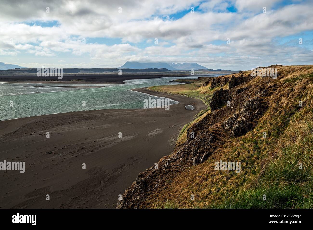 Berge und schwarzer Strand in der Nähe von Hvitserkur in Island Stockfoto