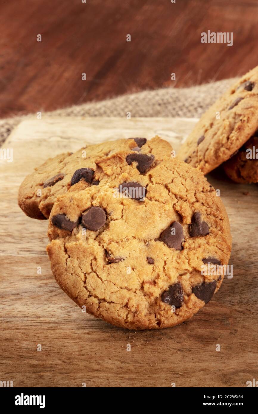 Schokoladenkekse, glutenfrei, eine Nahaufnahme auf einem dunklen rustikalen Hintergrund mit Copyspace Stockfoto