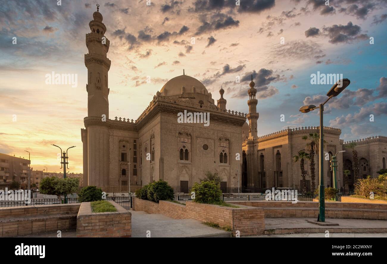 Mosque-Madrassa der Sultan Hassan im Sonnenuntergang Panorama von Kairo, Ägypten Stockfoto