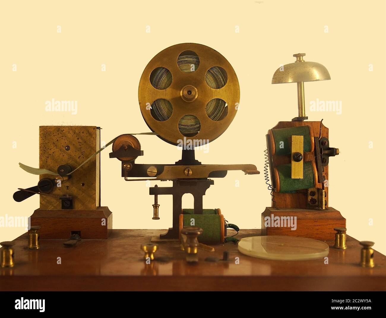 Vintage-Effekt-Bild einer alten Morsecode-Telegrafenmaschine mit Glocke und Messingdrucker Stockfoto