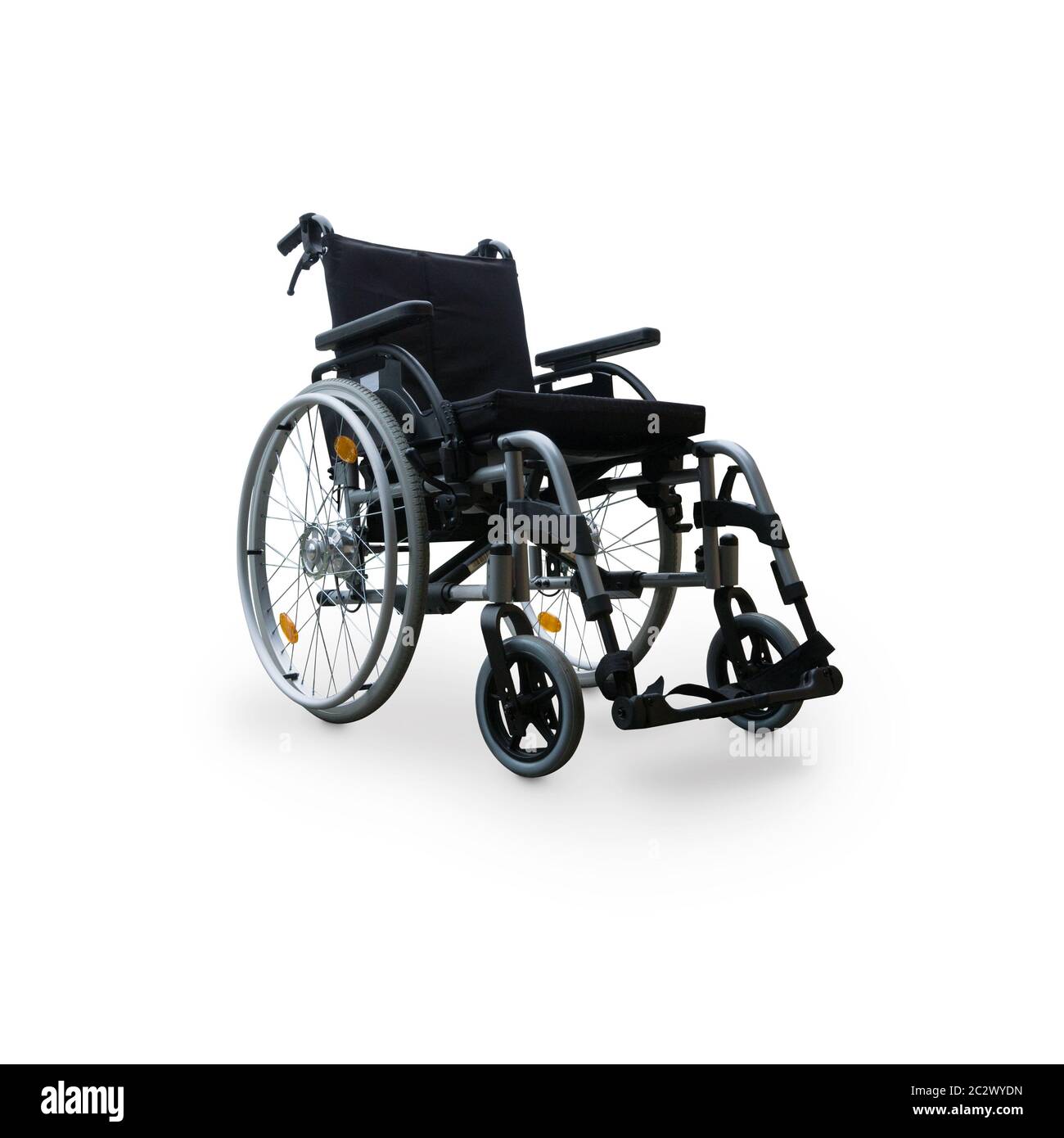 Leerer Rollstuhl isoliert auf weißem Hintergrund. Behinderung Stockfoto