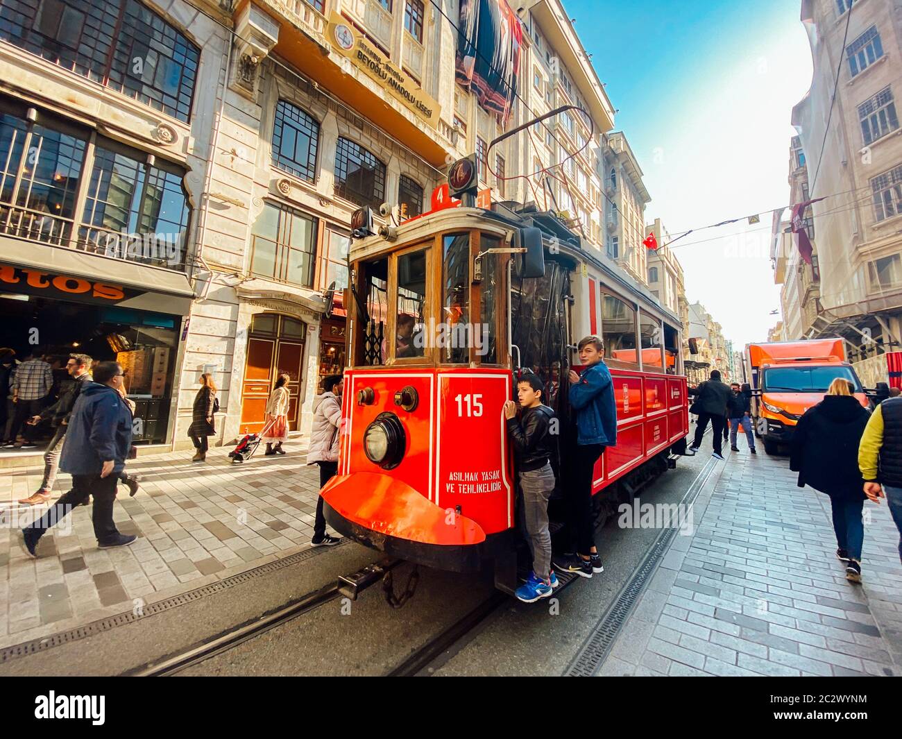 Alte Straßenbahn Istiklal Avenue in Istanbul, Türkei 2. November 2019. Nostalgische rote Straßenbahn in der Taksim Istiklal Street. Rote Retro-Straßenbahn auf c Stockfoto