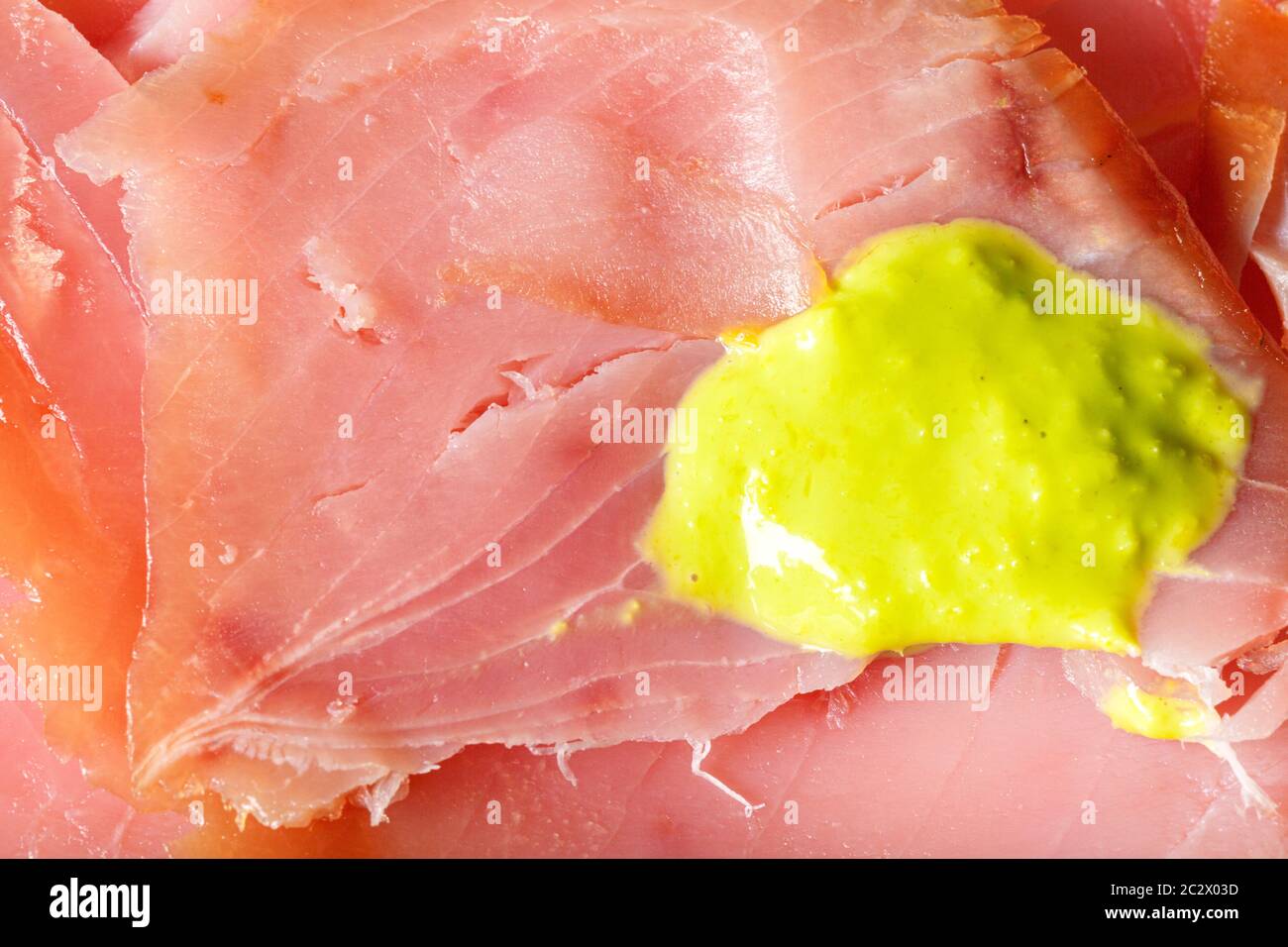 Geräucherter Thunfisch mit Meerrettich-Wasabi-Creme Stockfoto