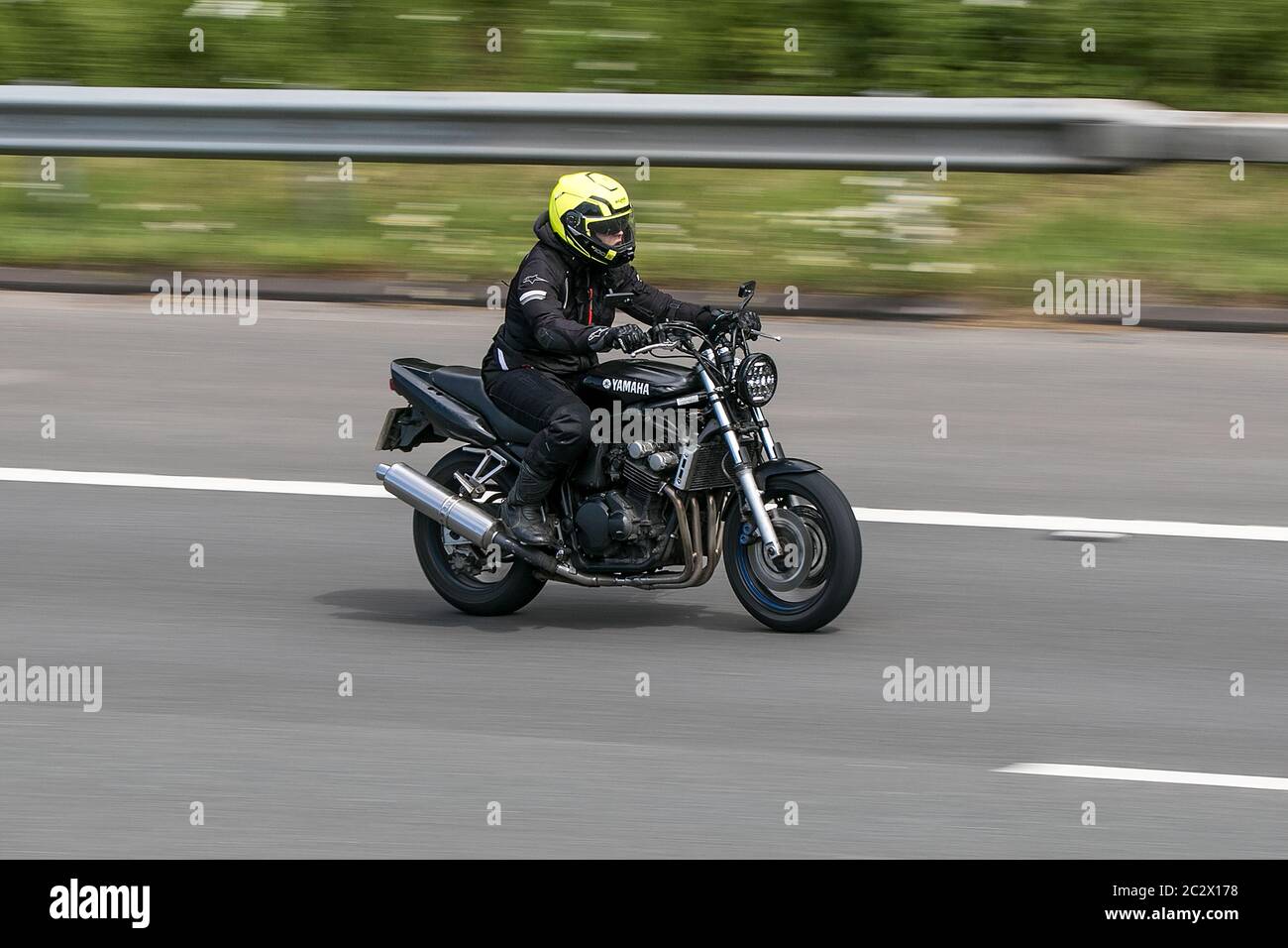 Yamaha Motorrad-Fahrer; Zweirad Transport, Motorräder, Fahrzeug, Straßen, Motorräder, Motorrad-Fahrer motoring in Chorley, Großbritannien Stockfoto