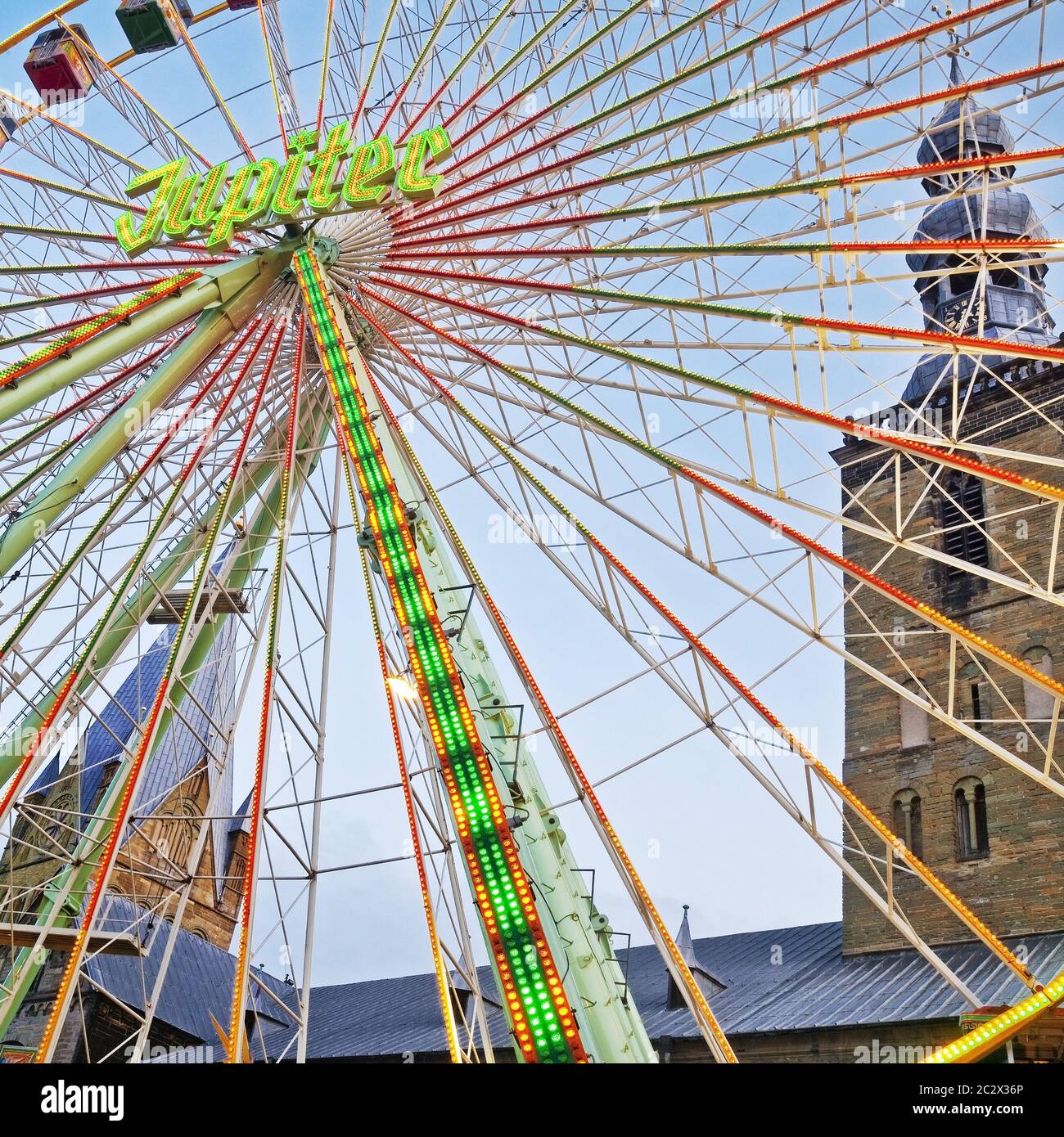 All Halloows Kirmes mit beleuchtetem Riesenrad in der Altstadt, Soest, Deutschland, Europa Stockfoto