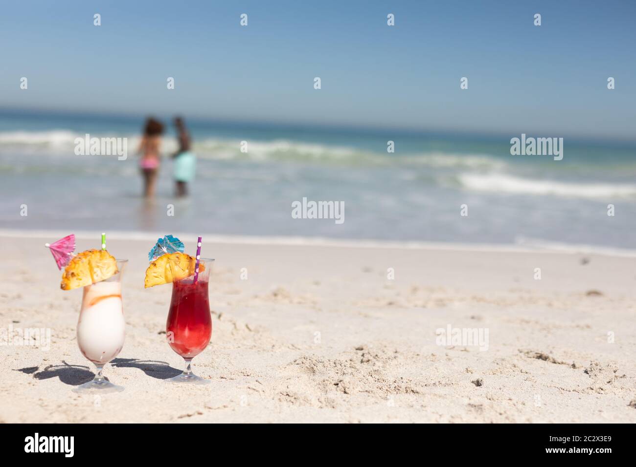 Cocktails Gläser am Strand Stockfoto