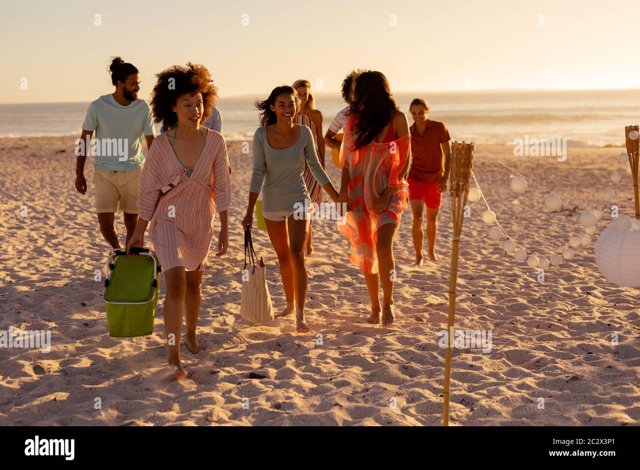 Gemischte Rennen Freunde Gruppe zu Fuß am Strand Stockfoto