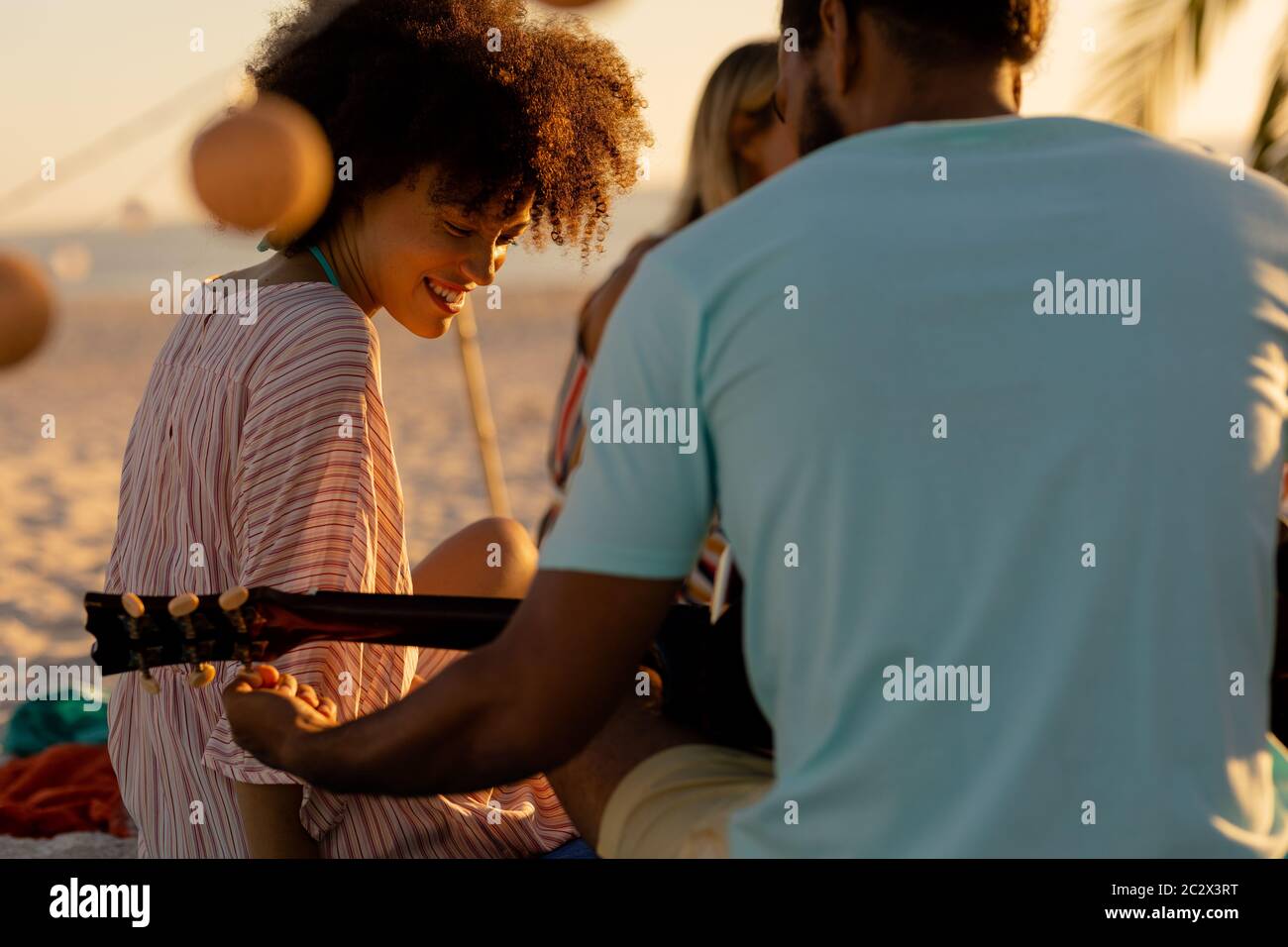 Mixed-Rennen Freunde Gruppe spielen Gitarre am Strand Stockfoto