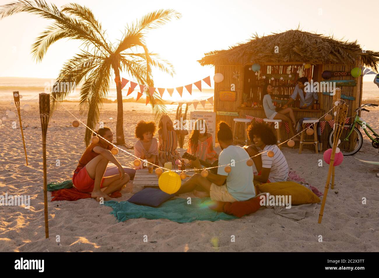 Gemischte Rennen Freunde Gruppe Spaß am Strand Stockfoto