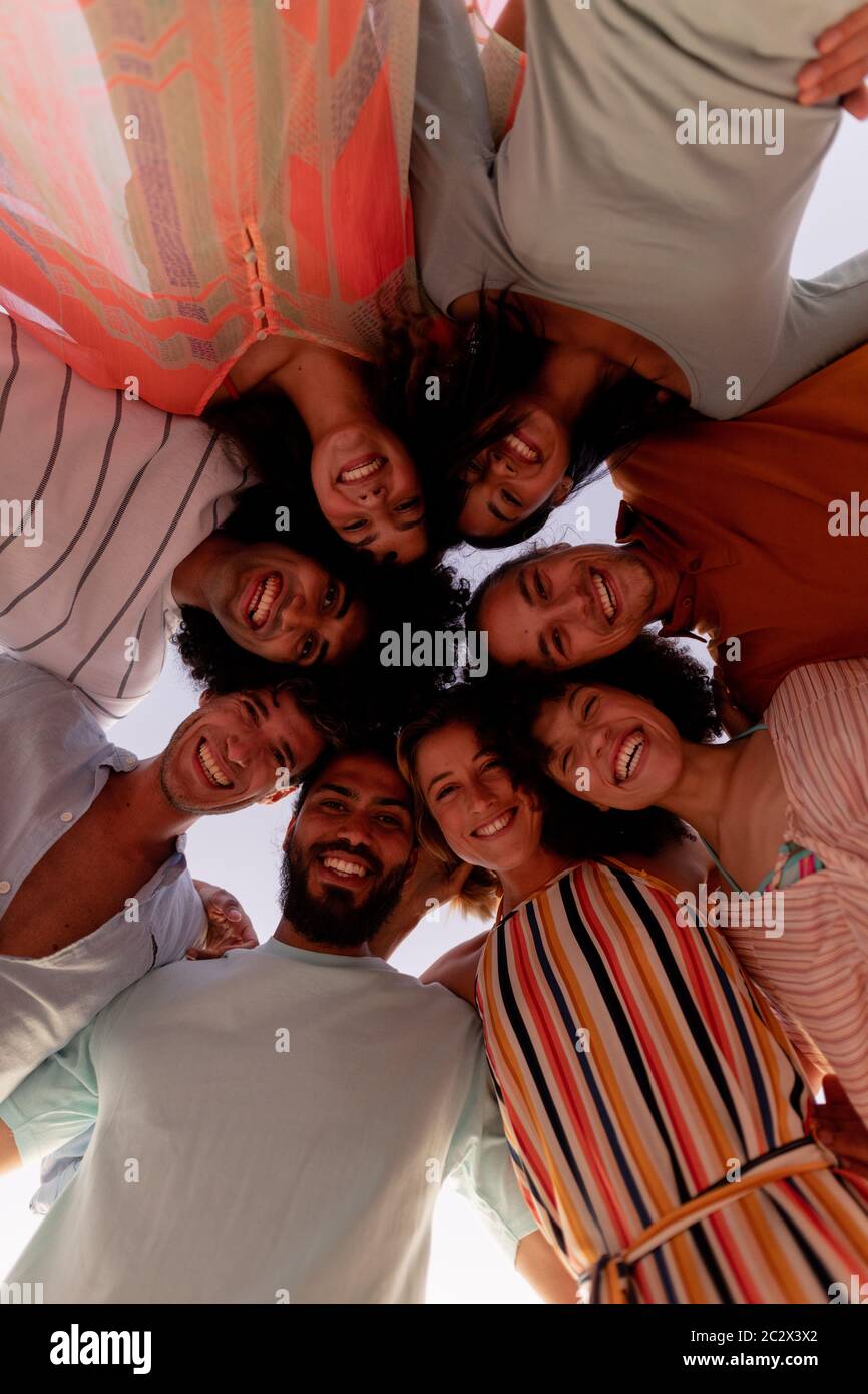 Multiethnische Gruppe von Männern und Frauen, die Spaß am Strand haben Stockfoto