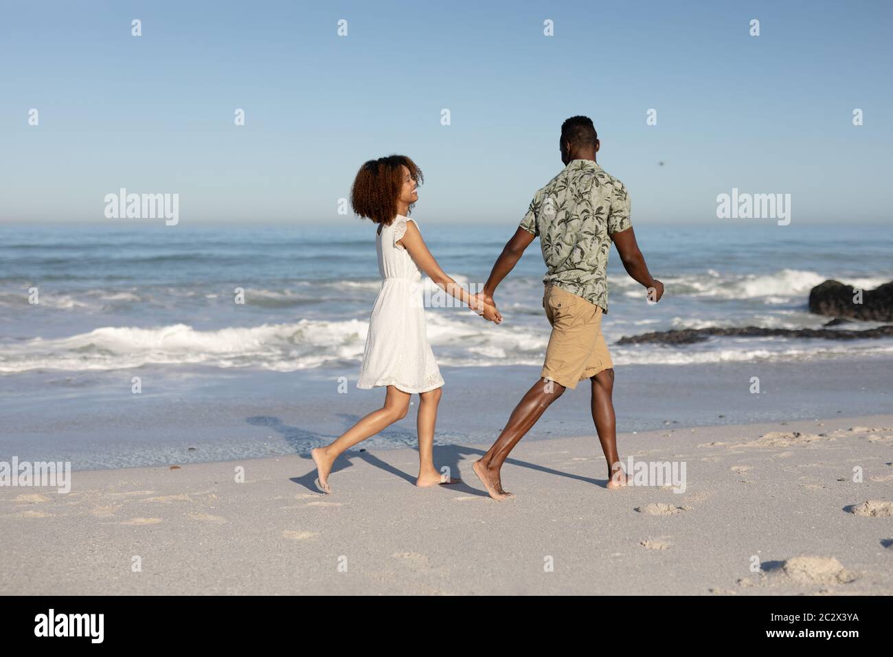 Glückliches Paar, das Zeit zusammen am Strand verbringt Stockfoto