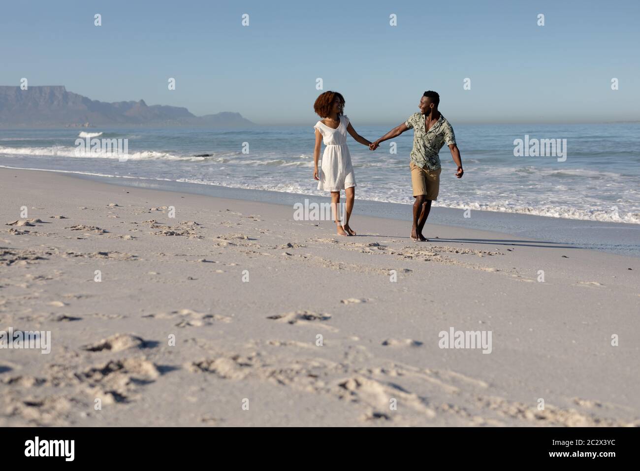 Glückliches Paar, das Zeit zusammen am Strand verbringt Stockfoto