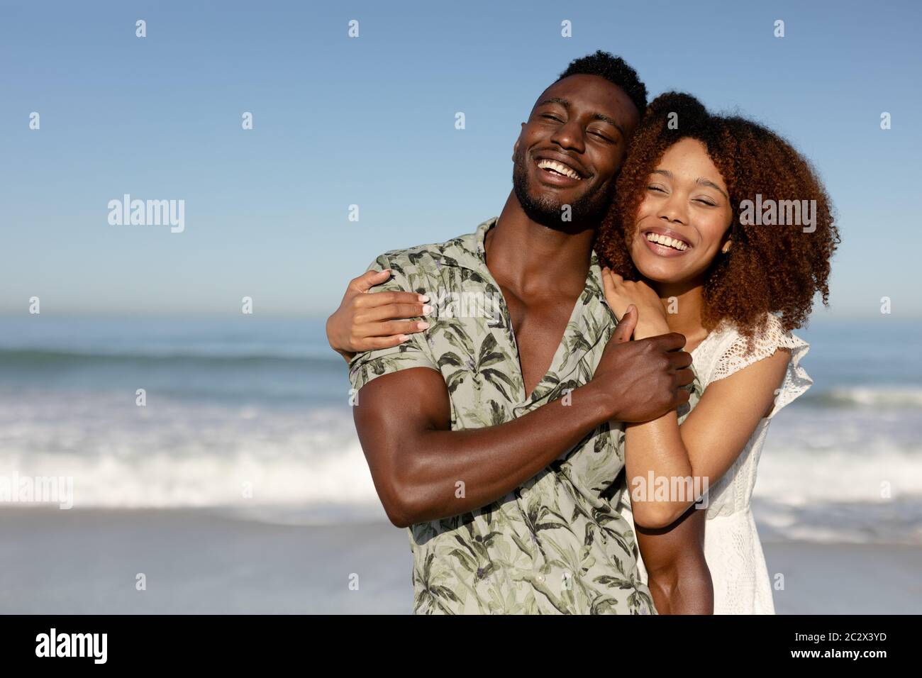 Glückliches Paar, das Zeit zusammen am Strand verbringt Stockfoto