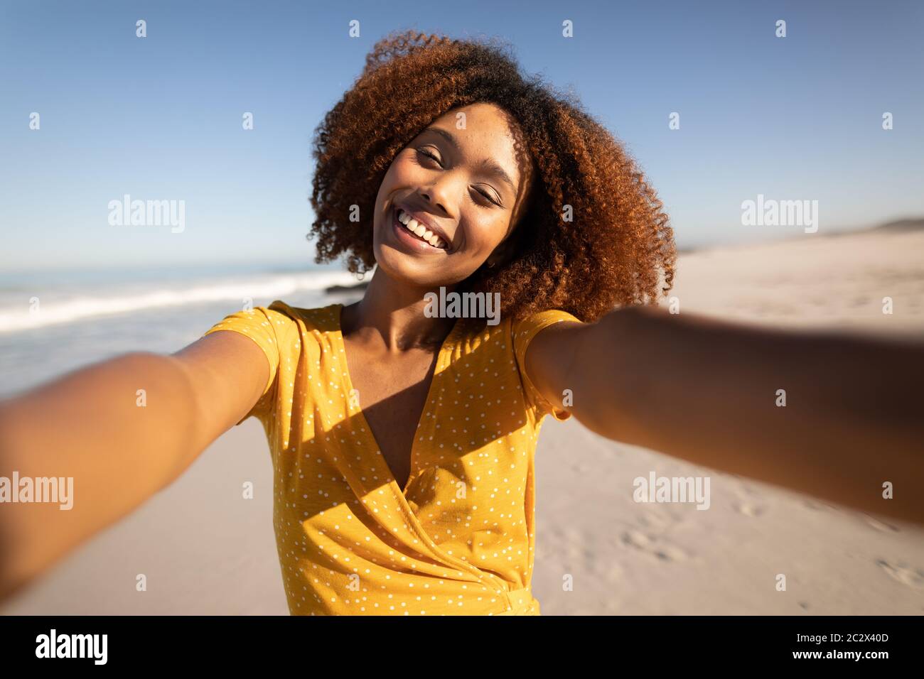 Mixed Race Frau genießen ihre Zeit am Strand Stockfoto